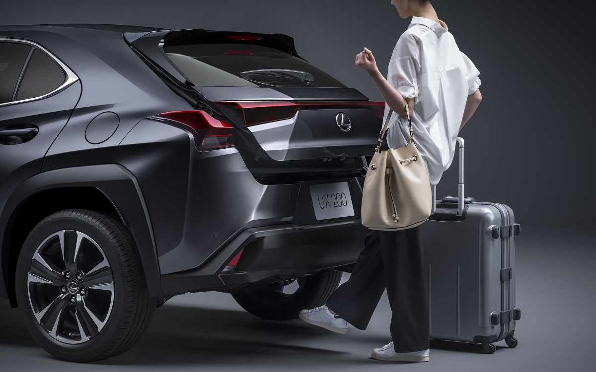 HANDS-FREE POWER REAR HATCH